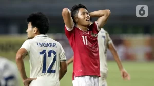 Fakta Menarik Usai Undian Timnas U-19 Indonesia vs Thailand - Shin Tae-yong Masih Dihantui Rasa Penasaran. Timnas Indonesia U-19 bermain imbang 0-0 melawan Thailand di partai ketiga Grup A Piala AFF U-19 2022 di Stadion Patriot Candrabagha, Rabu (6/7/2022) malam WIB. Hasil imbang 0-0 dengan Timnas Indonesia U-19 di peringkat empat Grup A. Mereka mengoleksi lima poin. Tertinggal dua angka dari Vietnam yang menjadi pemimpin sementara. Di sisi lain, Thailand berhenti di tempat kedua. Mereka memiliki tujuh poin, sama dengan Vietnam. Namun, Narongsak Nuangwongsa dkk kalah selisih gol dari Vietnam. ⦁ Gagal Memanfaatkan Peluang Fakta Menarik Usai Undian Peluang Timnas Indonesia U-19 lolos sangat besar. Apalagi jika Ronaldo Kwateh dan rekan-rekannya mampu menyapu bersih dua laga sisa melawan Myanmar dan Filipina. Sebelum menghadapi dua laga tersebut, mari simak tiga catatan menarik yang dirangkum Bola.com, terkait laga draw antara Timnas Indonesia U-19 melawan Thailand. ⦁ Shin Tae-yong Dihantui Rasa Penasaran Hasil imbang ini memperpanjang rekor tidak pernah menang Shin Tae-yong sebagai pelatih timnas Indonesia melawan Vietnam dan Thailand di berbagai kelompok umur. Hasil imbang merupakan hasil maksimal yang bisa didapatkan Garuda di berbagai kelompok umur saat bertemu dua rival di kawasan tersebut. Sebelum Piala AFF U-19, kita tentu ingat apa yang terjadi di fase grup SEA Games 2019. Kala itu, Timnas Indonesia U-23 kalah 0-3 dari Vietnam. Saat menghadapi Thailand di semifinal, Egy Maulana Vikri dkk juga kalah 0-1. ⦁ Marcelino Chester Fakta Menarik Usai Undian Timnas Indonesia U-19 justru tampil dominan di laga ini. Terutama di babak pertama. Namun, Marselino Ferdinand mengalami cedera di penghujung babak pertama. Keluarnya pemain Persebaya Surabaya sangat mempengaruhi performa lini tengah skuad Garuda Nusantara. Tanpa Marselino, lini tengah Timnas U-19 Indonesia akan kering kreativitas. Aliran bola dari belakang ke depan stagnan. Banyak bola panjang yang diambil dari belakang lurus ke depan. Jika Marselino mengalami cedera serius, tentu akan menjadi tantangan tersendiri bagi timnas Indonesia. Terutama dalam upaya mereka lolos dari babak penyisihan grup Piala AFF U-20 2022. ⦁ Penampilan Cantik Cahya Supriadi Ada satu pemain yang paling menarik perhatian di pertandingan ini. Pemain yang dimaksud adalah penjaga gawang Timnas Indonesia, Cahya Supriadi. Kiper kelahiran 11 Februari 2003 ini memang tampil luar biasa. Cahya Supriadi setidaknya melakukan lima pukulan hebat dalam pertandingan ini. Posisi penjaga gawang Persija sangat bagus. Sehingga mampu menggagalkan upaya tembakan pemain Thailand tersebut meski arahnya sudah menuju pojok gawang. Kelebihan lainnya bagi penjaga gawang adalah kemampuannya untuk meningkatkan konsentrasi dan motivasi rekan satu timnya. Dia begitu galak memberi instruksi dari daerah. ⦁ Posisi Timnas U-19 Indonesia Terjatuh Fakta Menarik Usai Undian Sedangkan untuk hasil imbang melawan Thailand, Timnas U-19 Indonesia turun ke peringkat empat klasemen Grup A Piala AFF U-19 2022. Dari tiga laga tersebut, Timnas Indonesia U-19 meraih lima poin dari satu kali menang dan dua kali seri. Sebelumnya, Timnas Indonesia U-19 juga bermain melawan Vietnam 0-0 di matchday pertama Grup A Piala AFF U-19 2022 dan mengalahkan Brunei Darussalam 7-0 di laga kedua. ⦁ Vietnam Memimpin Berdiri Sementara Vietnam mampu mengungguli Thailand dari singgasana Grup A Piala AFF U-19 2022 berkat kemenangan 4-0 atas Brunei Darussalam di partai ketiga. Vietnam meraih tujuh poin dari dua pertandingan dan sekali imbang. Thailand mengikutinya di urutan kedua dengan nilai yang sama. Timnas U-19 Indonesia masih memiliki dua laga sisa di Grup A Piala AFF U-19 2022 melawan Filipina pada 8 Juli 2022 dan dua hari libur untuk Myanmar.